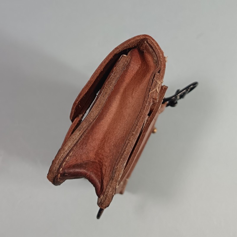 CARTOUCHIERE MODELE 1935 / 1937 COTE GAUCHE COULEUR MARRON CUIR LISSE TAMPONNEE ANNEES 1940